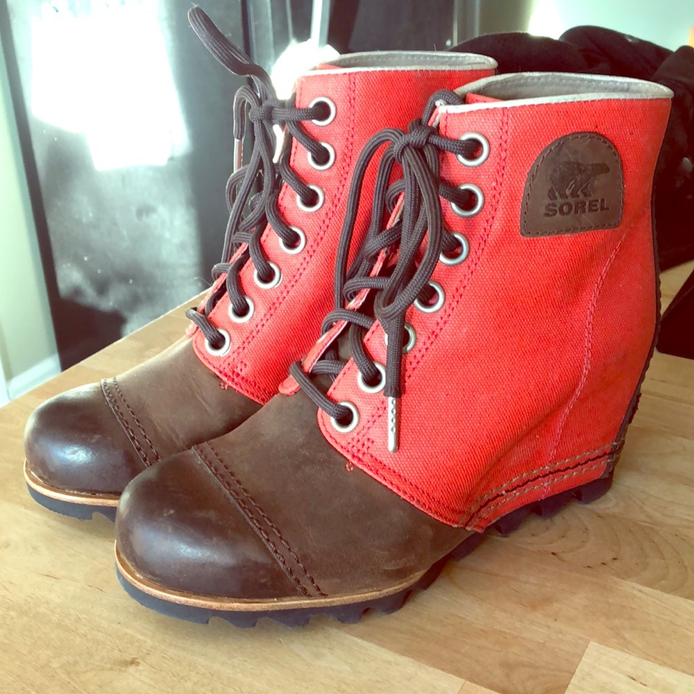 Sorel hidden wedge boot